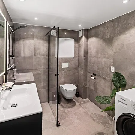 6 Bedroom, 3 Bath, Terrace, Sentrum, High End Tønsberg